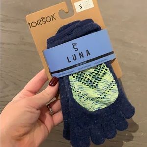 Grippy toe socks